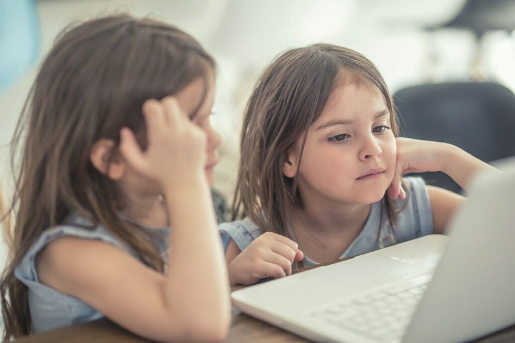 Wie viele Stunden verbringen Kinder in Österreich vor dem Bildschirm? Bildschirmzeit von Kindern im Faktencheck Wie lange ist die Bildschirmzeit von Kindern in Österreich?