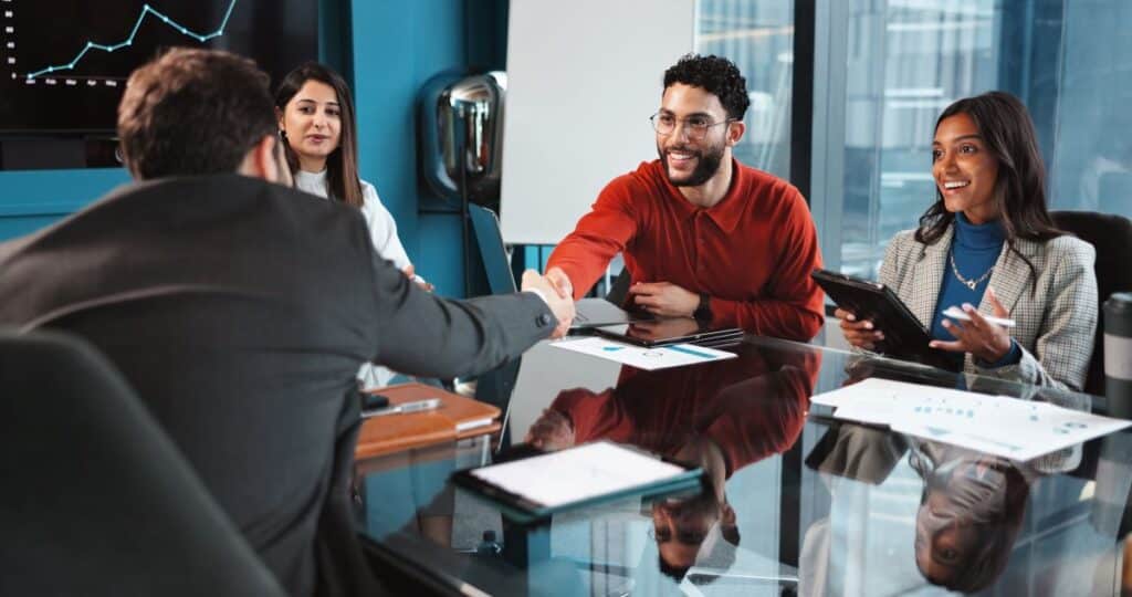 B2B-Vertrieb für Start-ups – Wie kann ich meine ersten Referenzkunden gewinnen? Symbolbild: Einsatz im Vertrieb